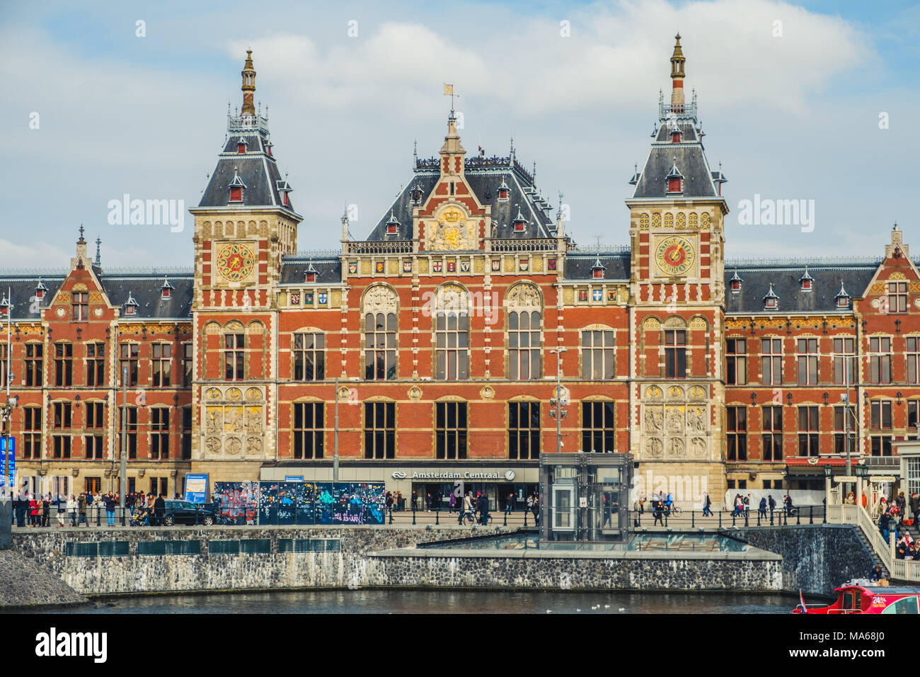 Amsterdam, Pays-Bas - mars 2018 : gare principale extérieur du bâtiment de la gare centrale d'Amsterdam (Amsterdam Centraal). Banque D'Images