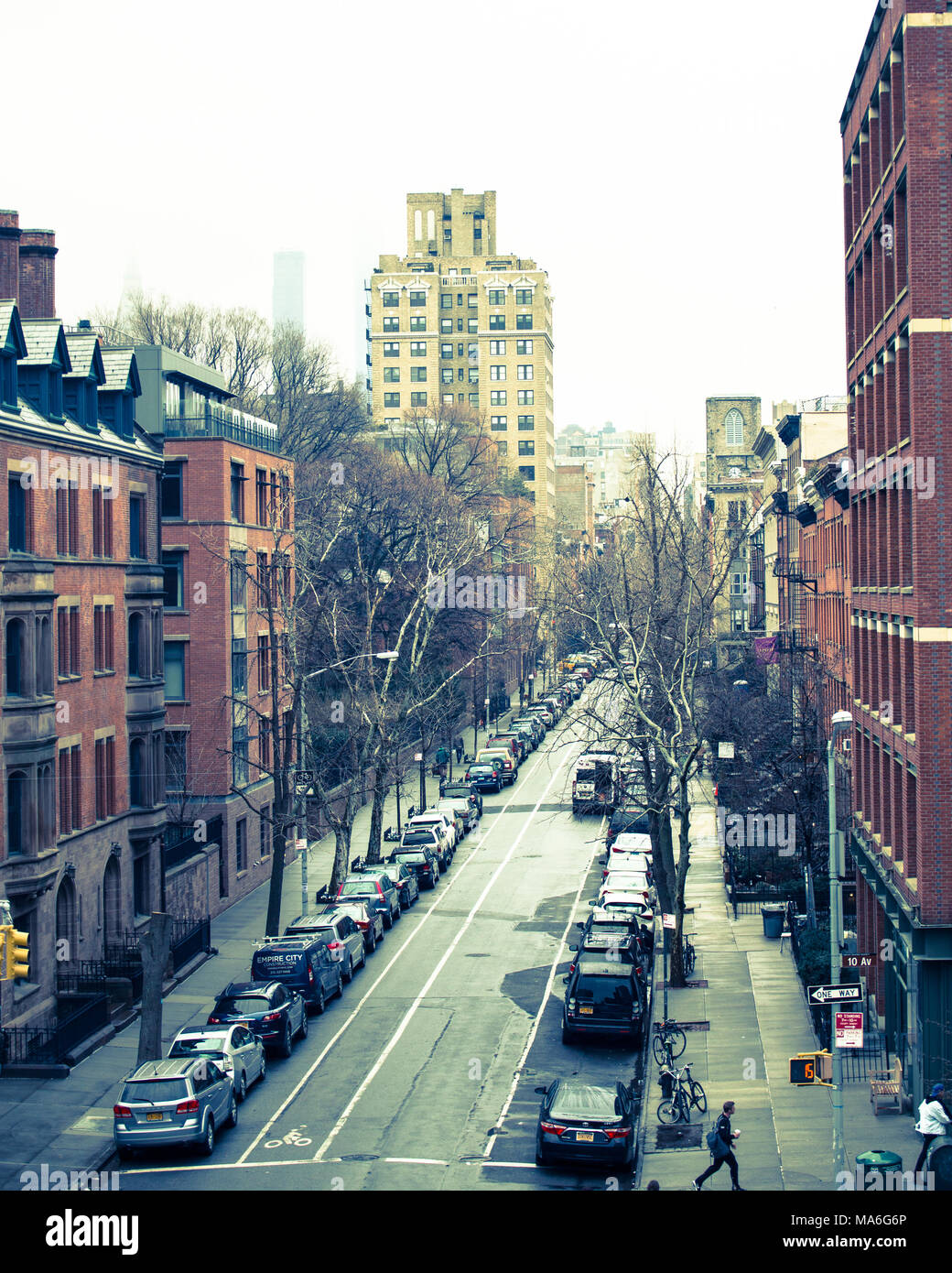 NEW YORK CITY - Mars 29, 2018 : New York City Manhattan Scène de rue avec des voitures illustrant la vie en ville lors d'une journée typique d'après-midi Banque D'Images