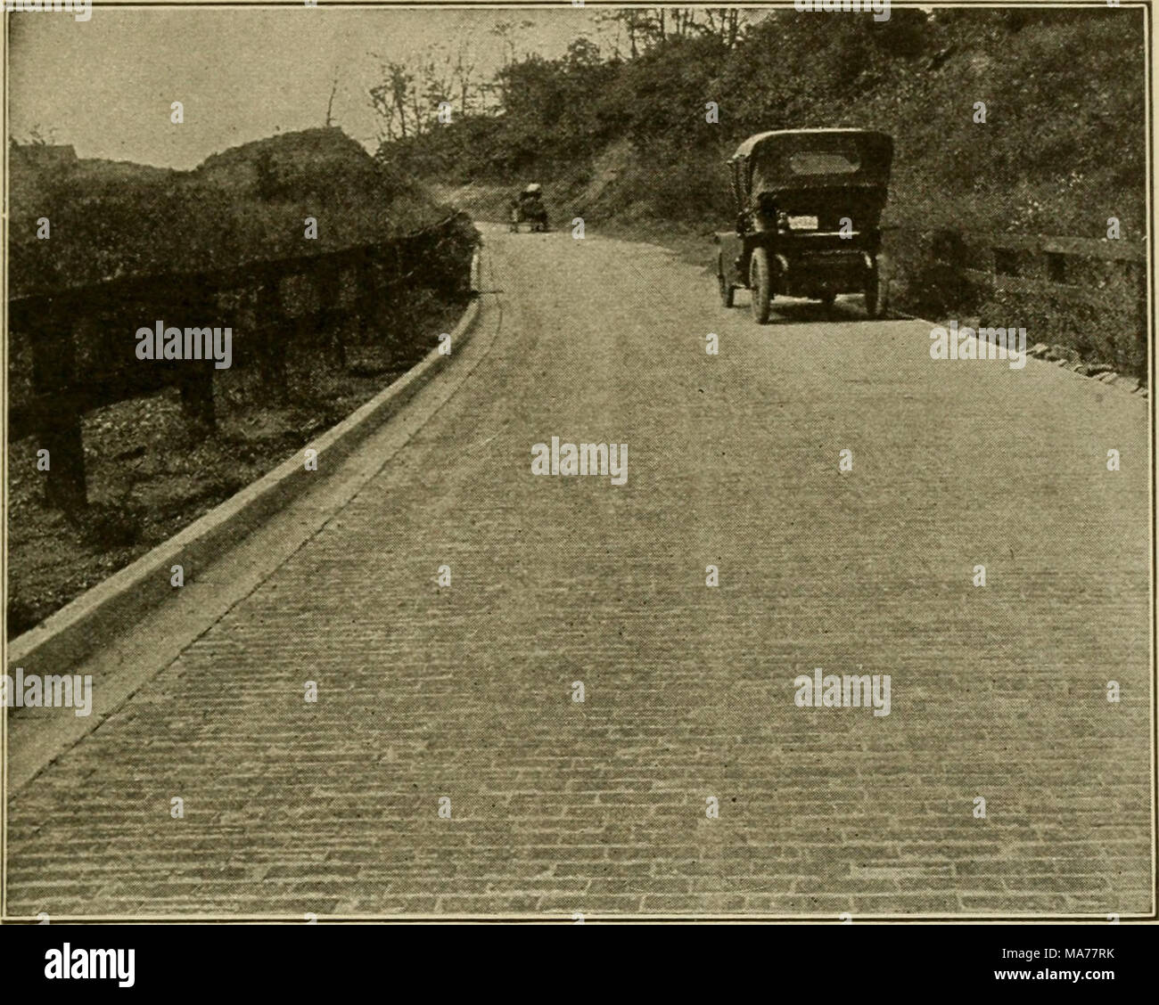 . L'agriculture primaire . Avec la permission de la brique de pavage Mfg. Ass'n, Cleveland, Ohio) Fig. 102. Un hricJc besoins routiers hut peu de soin ou la réparation et l'amène plus près du marché. arbres pour un cheval et étaient donc rouler sur ces routes à la rivière des débarquements par chevaux. Des fournitures pour les plantations étaient transportées dans des chariots grossiers. retour Au début de nos routes. Enregistrer le Cumberland road, notre gouvernement national a fait très peu de construction de routes. La tâche de construire de bonnes routes et dans les sections accidentées a été mal fait et à grands frais. Dans les premiers jours de longues routes étaient m Banque D'Images