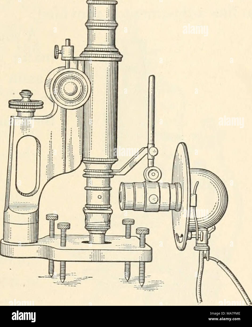 . Microscopie chimique élémentaire . Fig. 46. Stead Works Micro- portée. Fig. 47. Microscope métallurgique de Tassin. Comme indiqué par le nom et le but qu'ils sont compacts, les sous- stantially construit et facilement transportable. Ils se composent essen- ment d'un microscope composé, dont le pilier ou la poignée bras a été séparé du reste de l'instrument dans une ligne dans le plan de la scène, et attaché à une base appropriée ou à trois jambes. En d'autres termes, ces instruments sont sans sous-stade ou stade de microscopes. Lors de l'utilisation, la base repose sur l'objet à l'étude et les tube transportant l'objec Banque D'Images