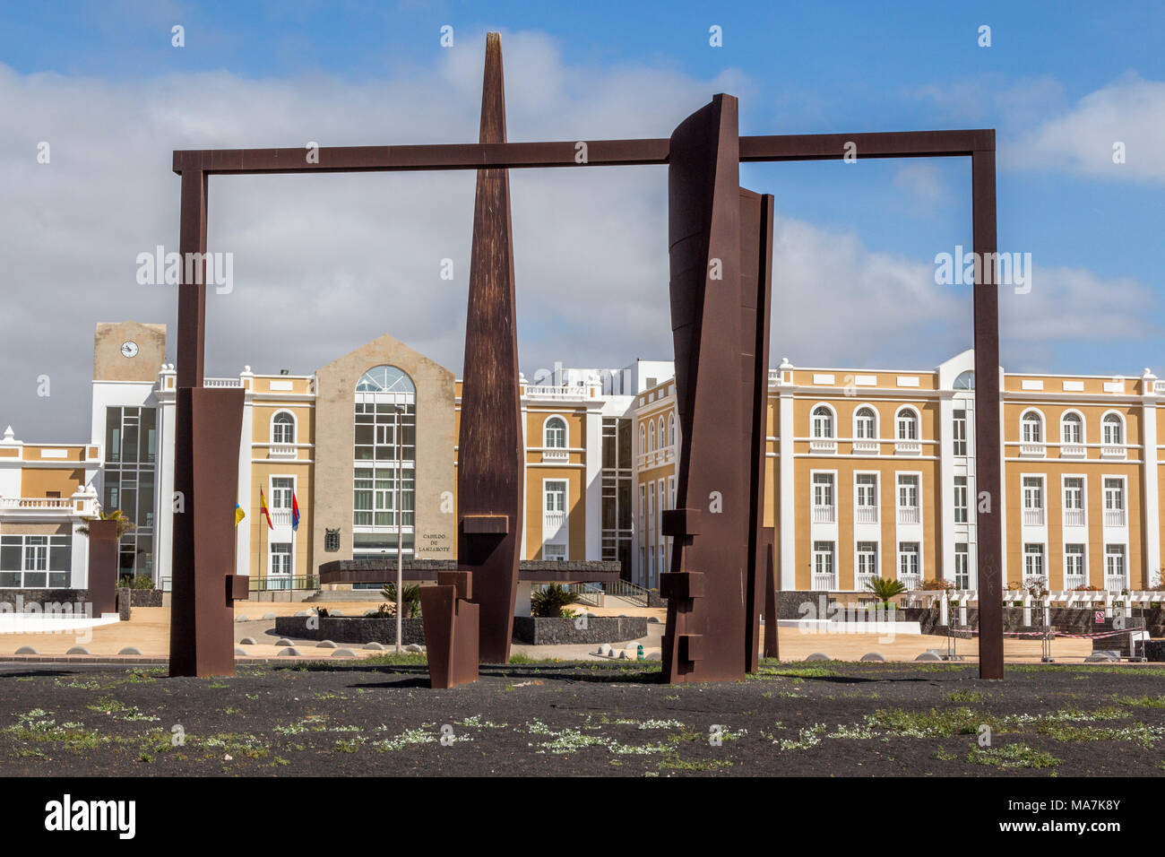 Arrecife Cabildo de Lanzarote, Área de Educación y Cultura Lanzarote, Rusty metal sculpture sur le rond-point. Banque D'Images