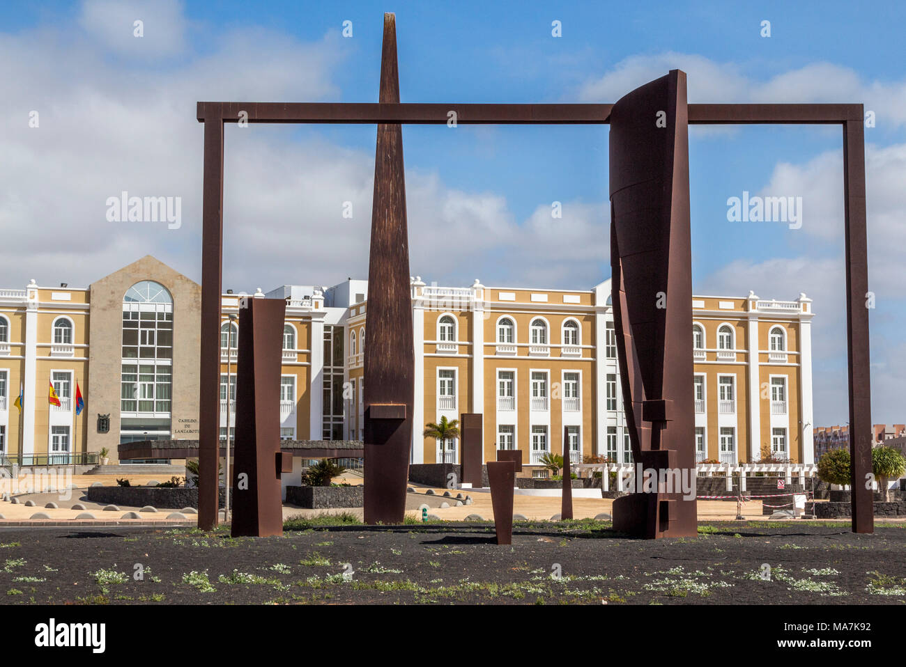 Arrecife Cabildo de Lanzarote, Área de Educación y Cultura Lanzarote, Rusty metal sculpture sur le rond-point. Banque D'Images