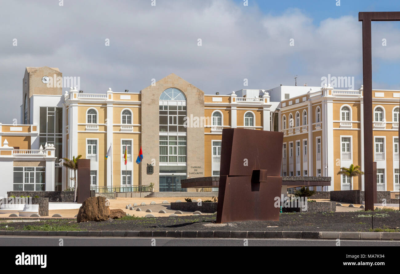 Arrecife Cabildo de Lanzarote, Área de Educación y Cultura Lanzarote, Rusty metal sculpture sur le rond-point. Banque D'Images