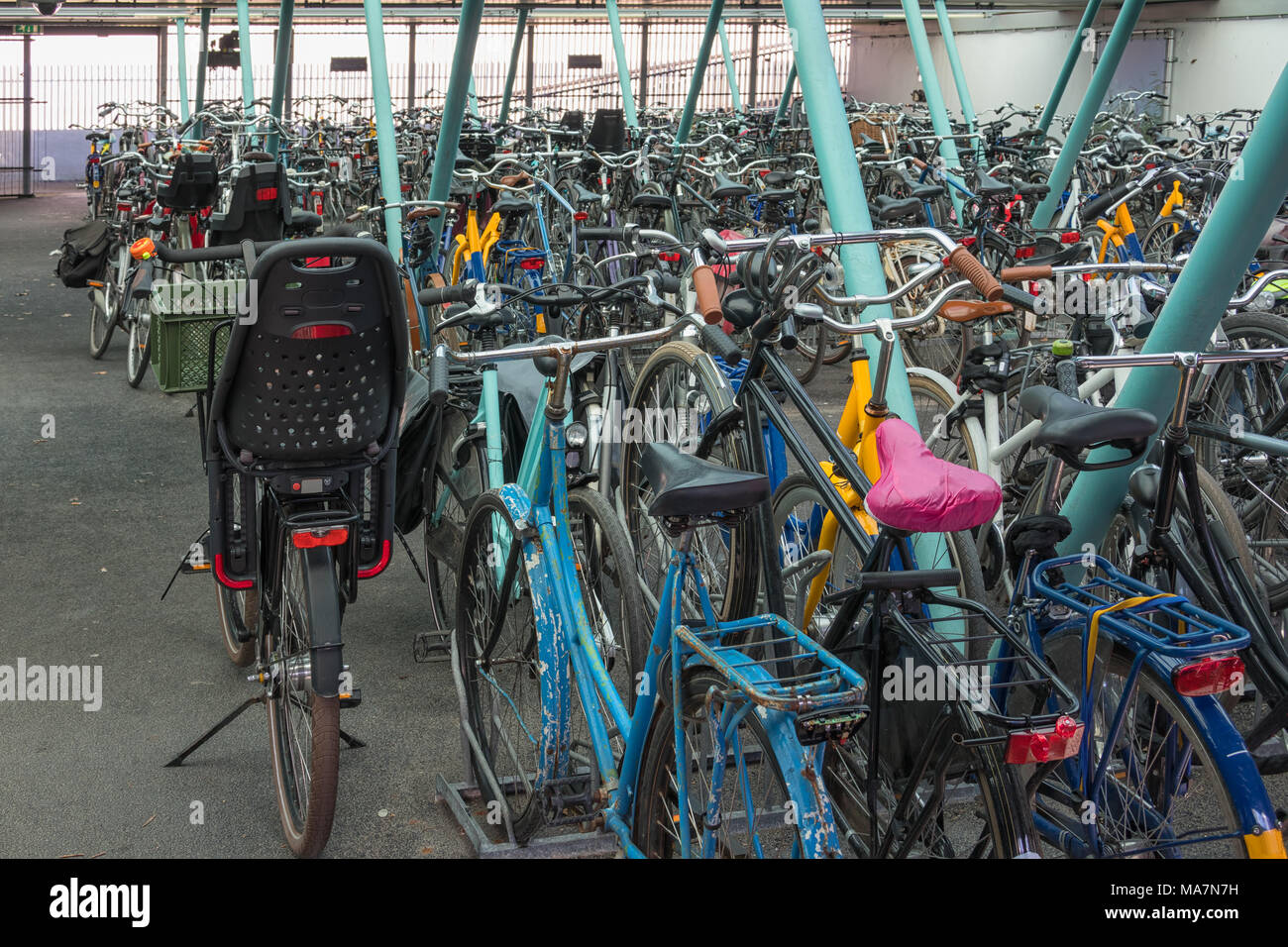 Garage Parking de bicyclettes avec des supports pour vélos et motos Banque D'Images