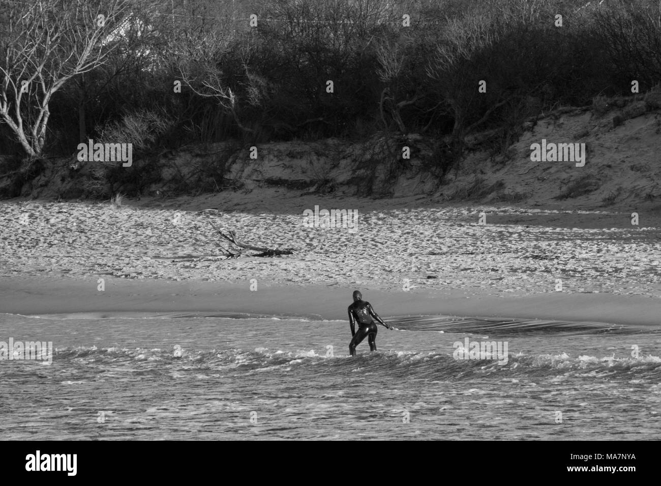 L'homme de la mer baltique en hiver surf Banque D'Images