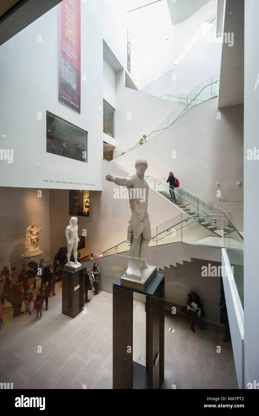 Oxford. L'Angleterre. L'Ashmolean Museum, atrium intérieur. Statue d'Apollon (premier plan) dans la Zvi et Ofra Meitar Fonds Famille Atrium. Banque D'Images
