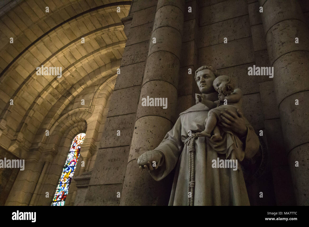 Statue de Saint Antoine de Padoue à l'intérieur de la Basilique Sacré