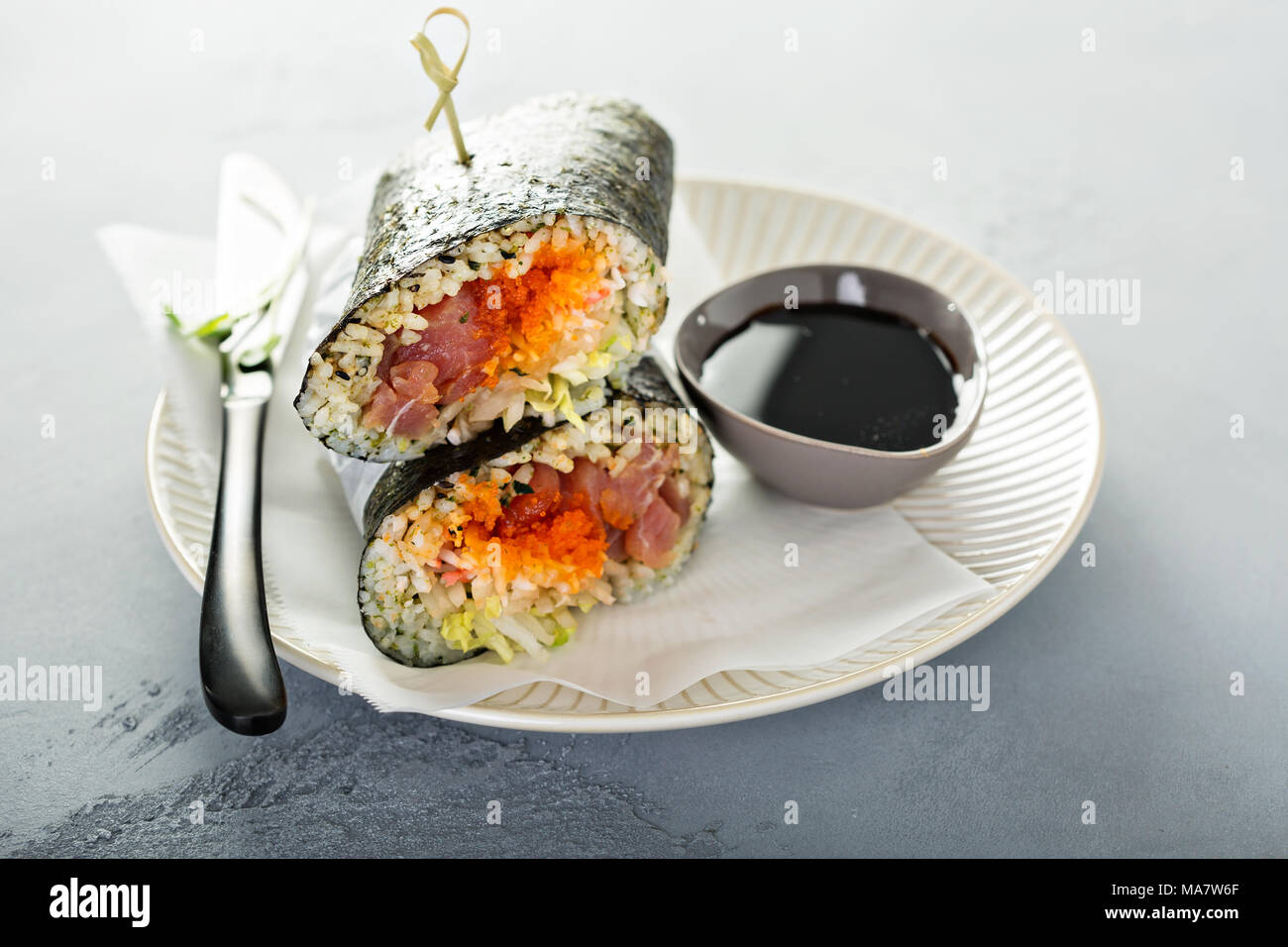 Poke ou sushi nori, feuille burrito avec thon et légumes crus Banque D'Images
