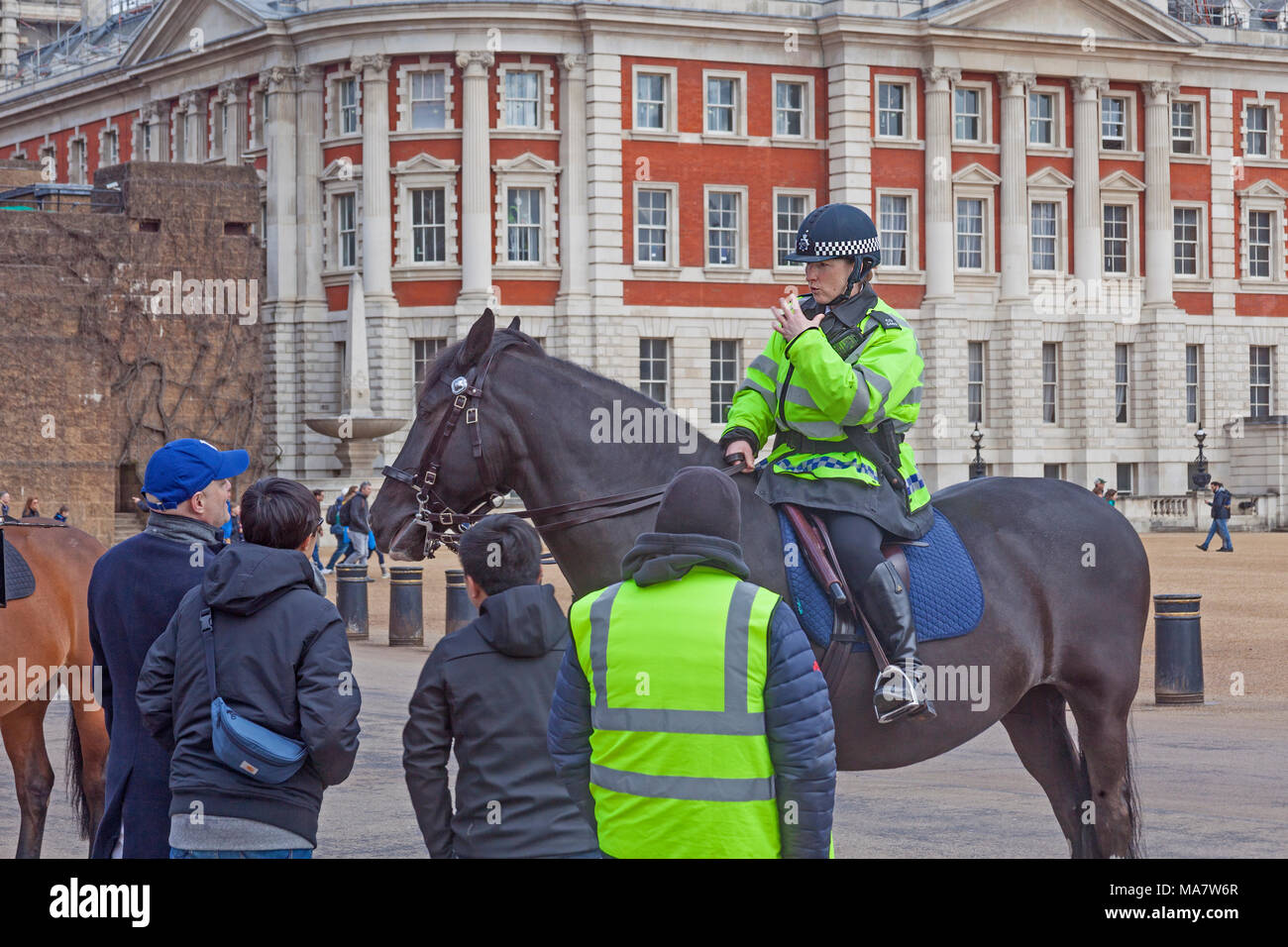 Londres, Westminster a monté une policière à discuter avec les touristes à Horse Guards Parade Banque D'Images