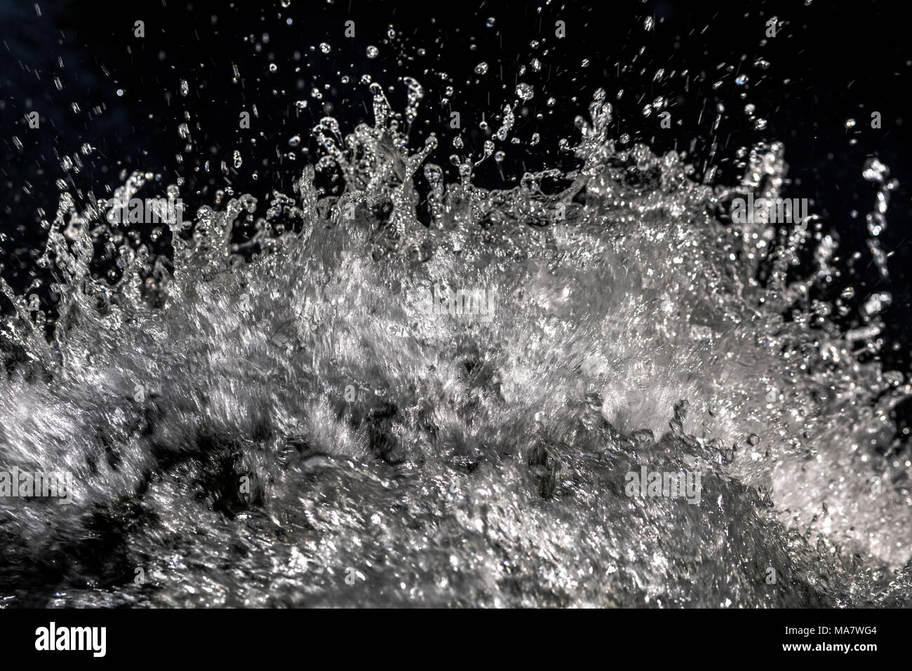 Détail de l'eau splash transparent sur fond noir, des gouttes d'eau pétillante, des lacs de Plitvice, Croatie Banque D'Images