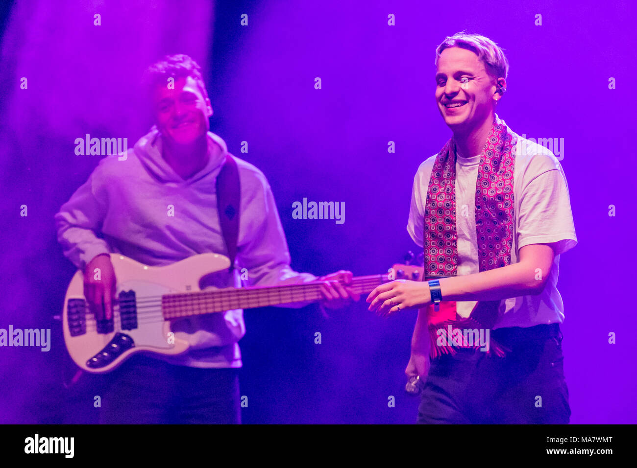 Norvège, Oslo - 2 mars, 2018. Le groupe pop danois plaisir écarlate effectue un concert live à Sentrum Scene pendant le festival de musique norvégienne showcase et conférence par Larm 2018 à Oslo. Ici singer Emil Goll est vu sur scène avec le bassiste Alexander Malone. (Photo crédit : Gonzales Photo - Stian S. Moller). Banque D'Images