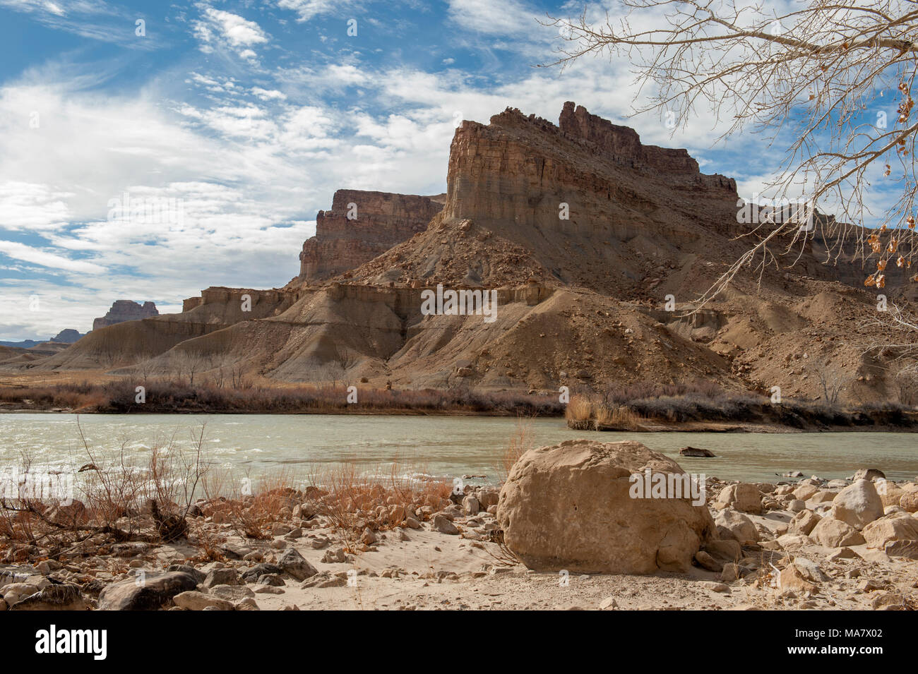 La rivière Green émerge du Canyon gris dans le Livre Falaises près de la ville de Green River, dans l'Utah. Banque D'Images