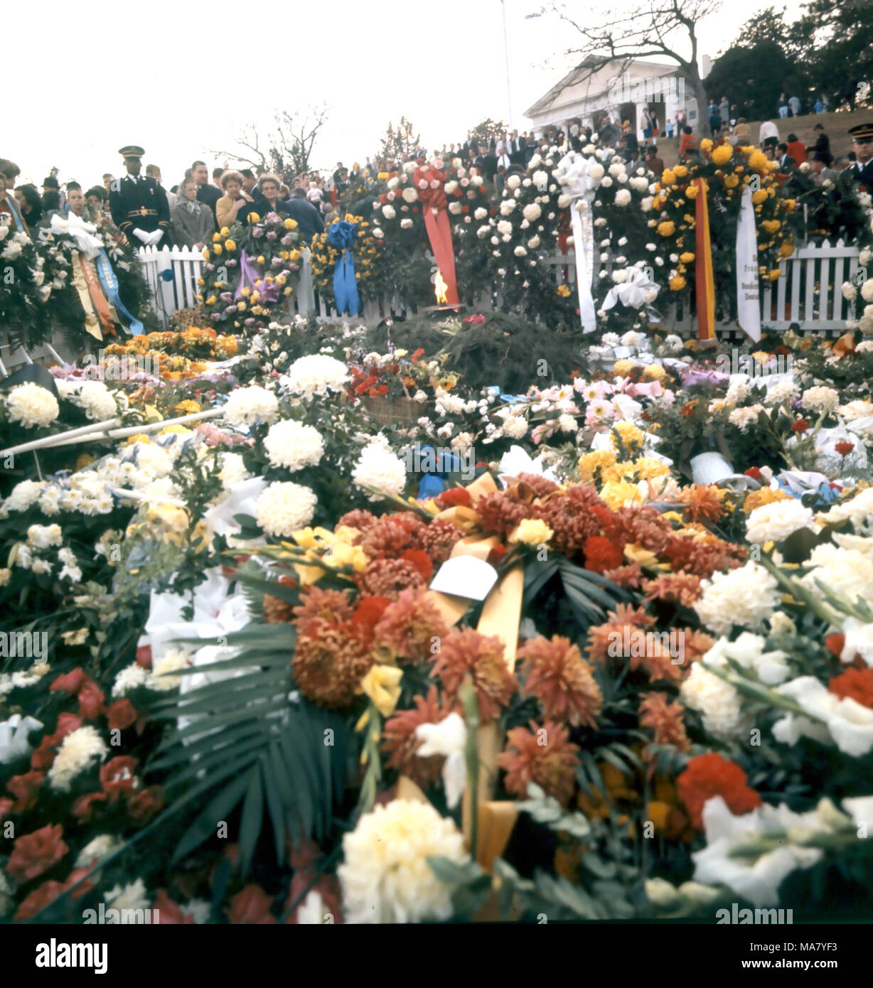 JOHN F Kennedy (1917-1963) des fleurs à sa tombe dans le cimetière d'Arlington en 1963 Banque D'Images