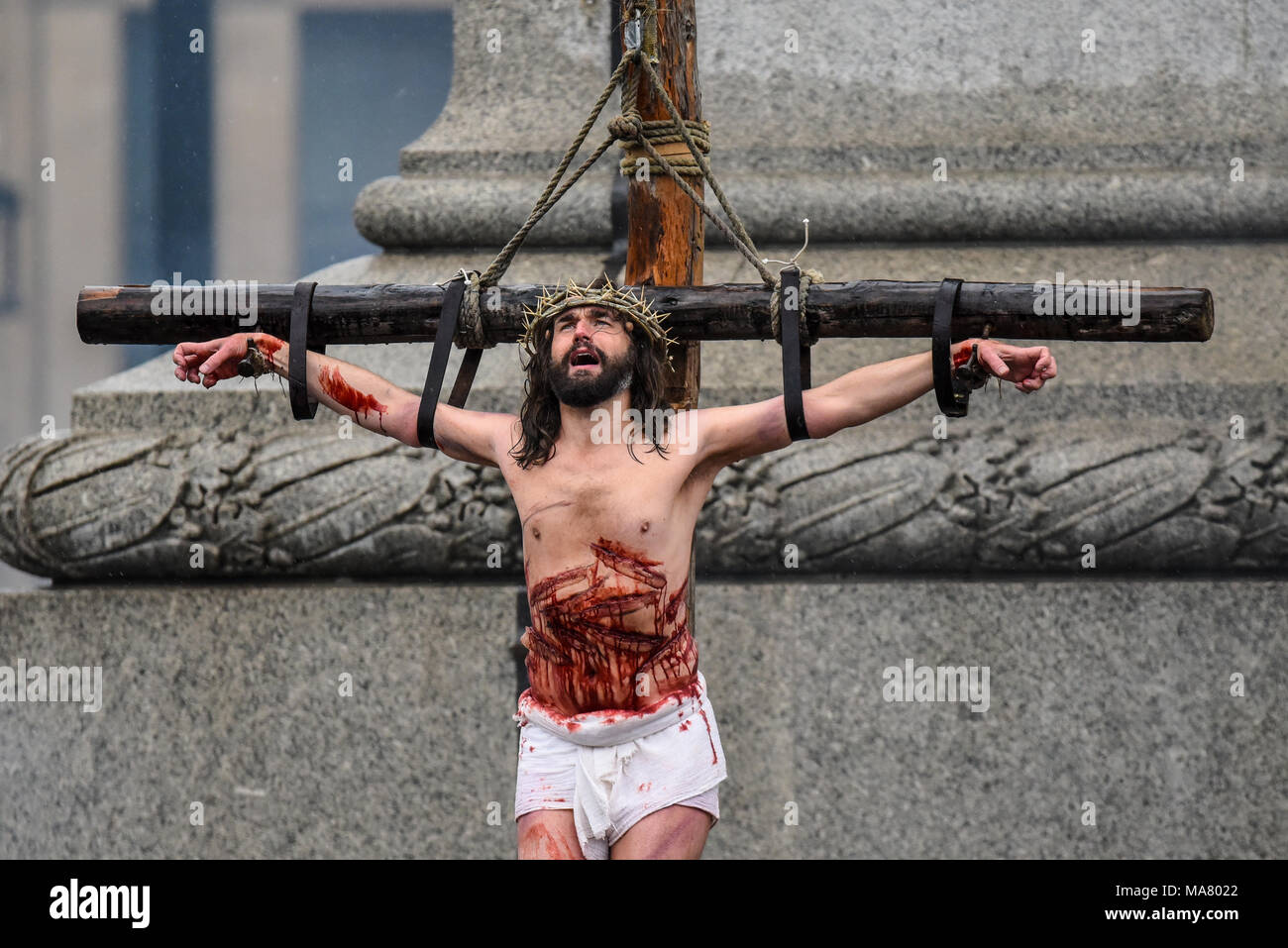 Wintershall BIC dépeint la passion et la résurrection de Jésus Christ à l'aide de Trafalgar Square comme une étape. Le Christ est joué par James Burke-Dunsmore Banque D'Images