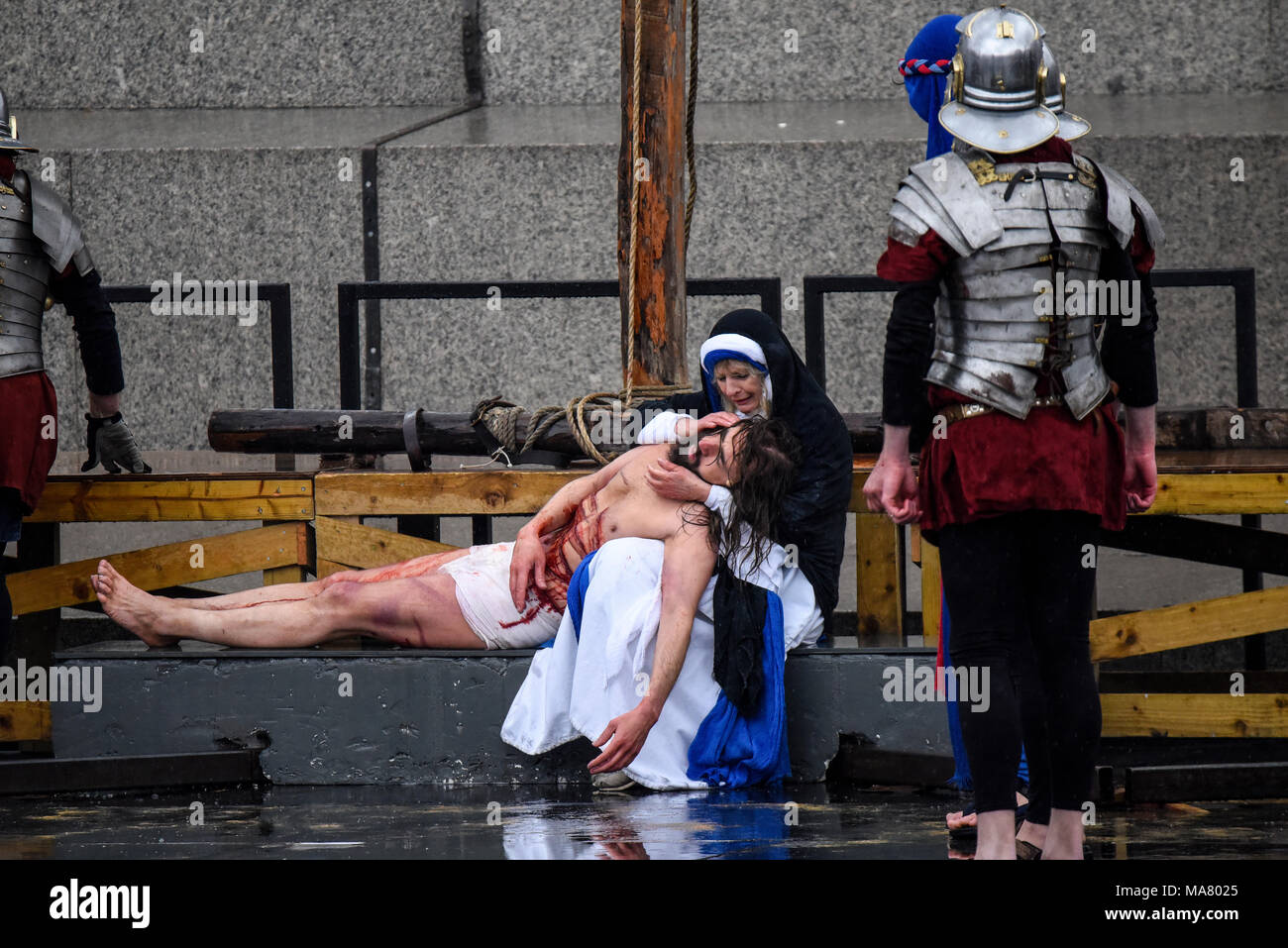 Wintershall BIC dépeint la passion et la résurrection de Jésus Christ à l'aide de Trafalgar Square comme une étape. Le Christ est joué par James Burke-Dunsmore Banque D'Images