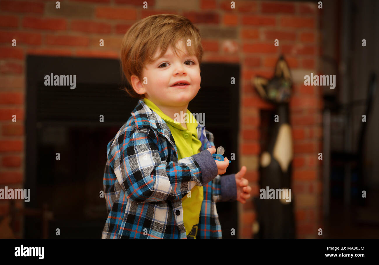 Jeune garçon jouant à la maison.Credit:Mario Beauregard/Alamy Live News Banque D'Images