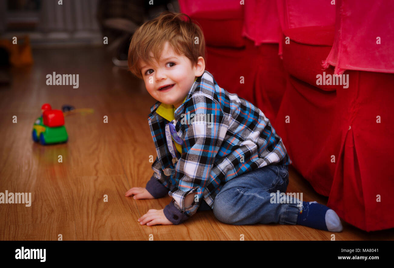 Jeune garçon jouant à la maison.Credit:Mario Beauregard/Alamy Live News Banque D'Images