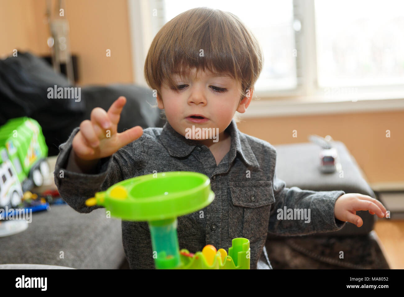Montréal,Canada,30,mars,2018.jeune garçon de 3 ans jouer avec ses jouets.Credit:Mario Beauregard/Alamy Live News Banque D'Images