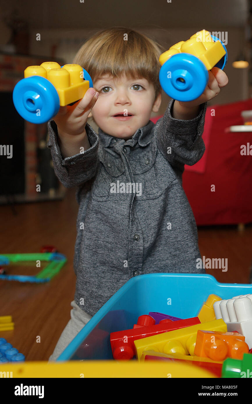 Montréal,Canada,30,mars,2018.jeune garçon de 3 ans jouer avec ses jouets.Credit:Mario Beauregard/Alamy Live News Banque D'Images