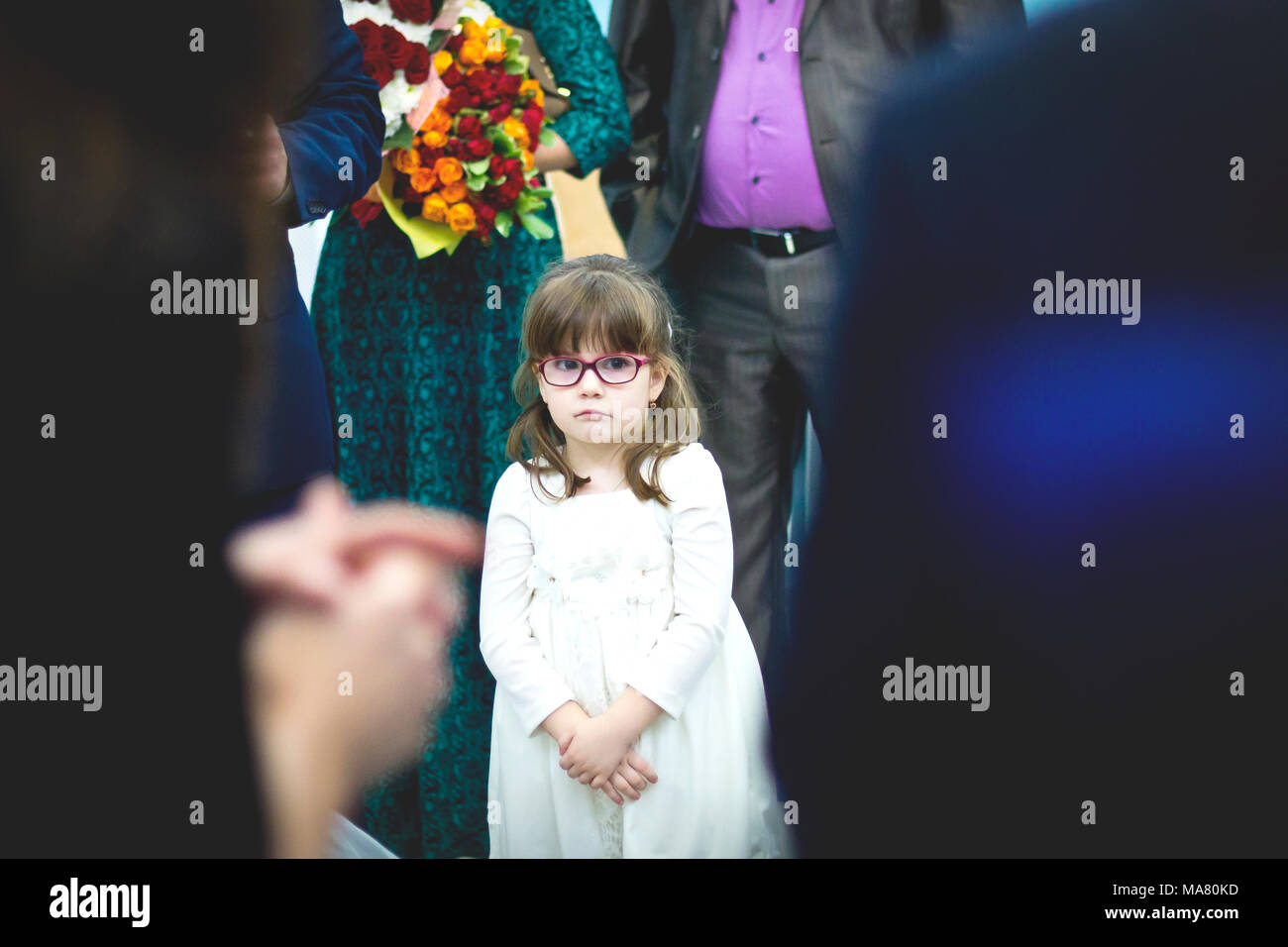 Triste Petite Fille En Robe Blanche Dans La Foule Au Mariage