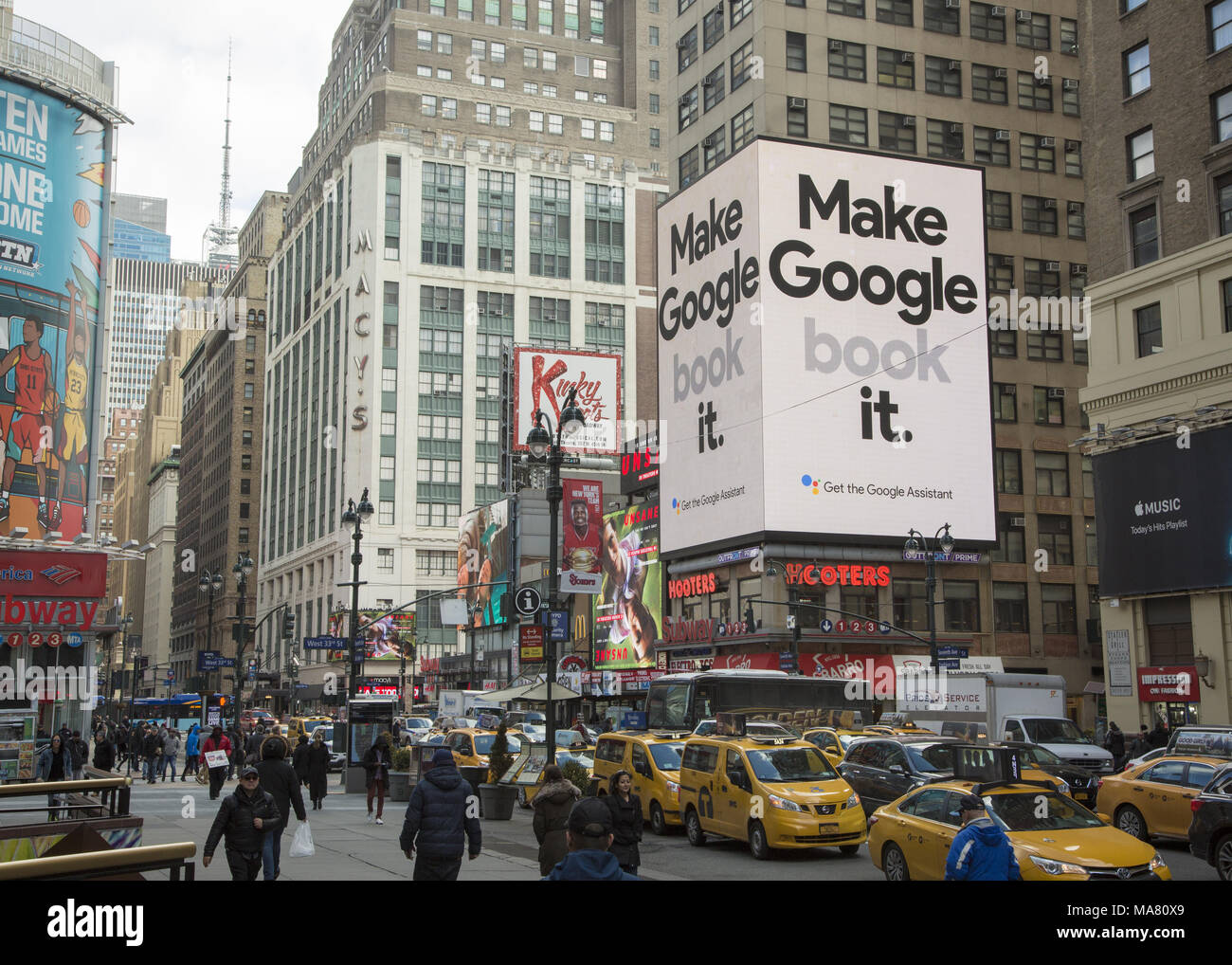 La circulation sur la 7e Avenue par Penn Station et le Madison Square Garden, à Manhattan, New York. Banque D'Images