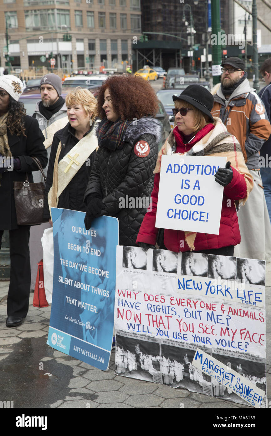 Don de Vie internationale rassemblement annuel et la marche des groupes pro-vie et les particuliers ont eu lieu le dimanche 24 mars 2018 à Manhattan. Banque D'Images