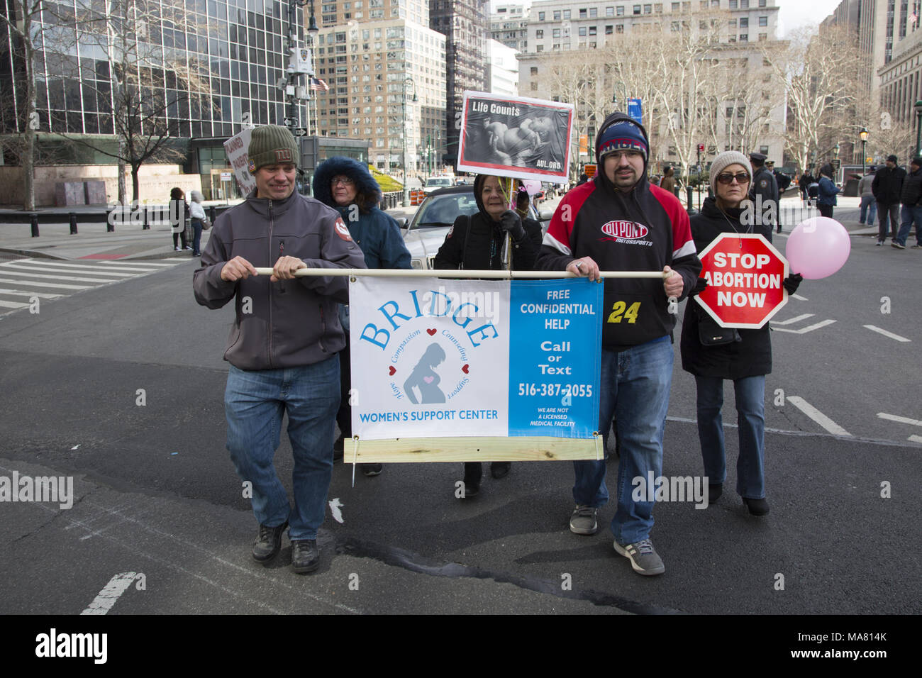 Don de Vie internationale rassemblement annuel et la marche des groupes pro-vie et les particuliers ont eu lieu le dimanche 24 mars 2018 à Manhattan. Banque D'Images