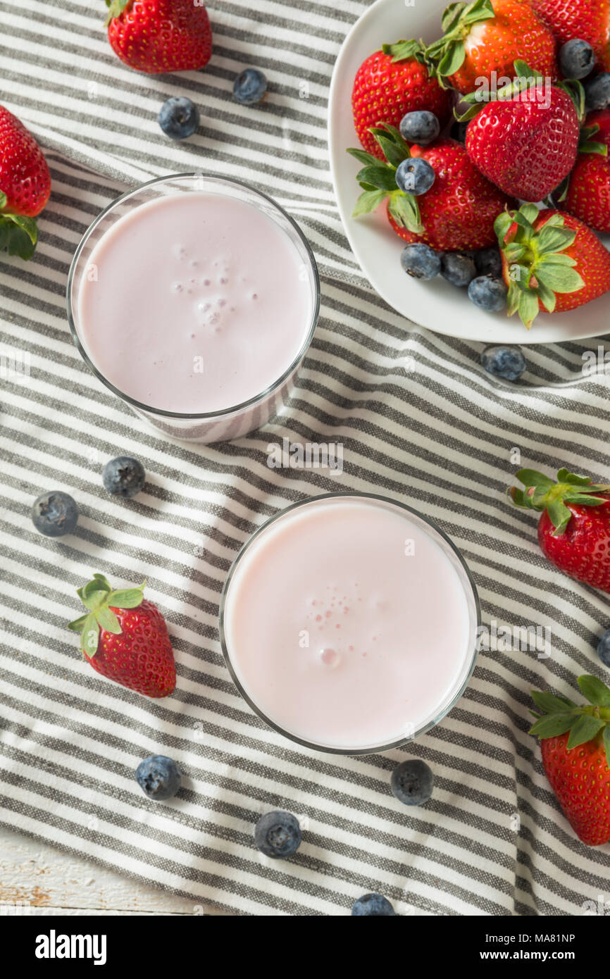 Le yogourt à boire biologique saine Berry Le kéfir dans un verre Banque D'Images