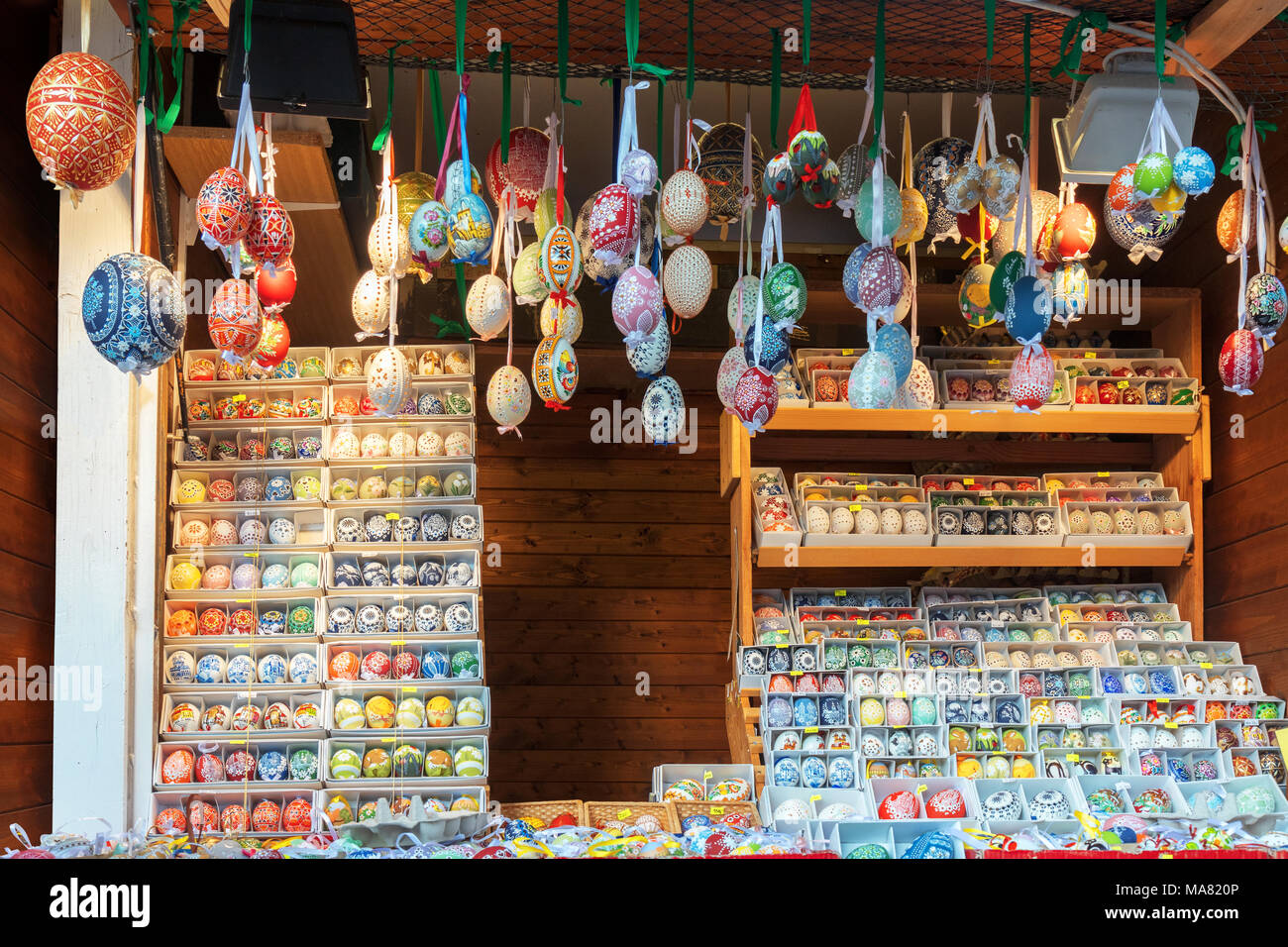 Large choix d'œufs de Pâques, souvenirs traditionnels dans le kiosque du marché de la rue pendant la célébration de Pâques en Europe centrale. Compartiments pleins Banque D'Images