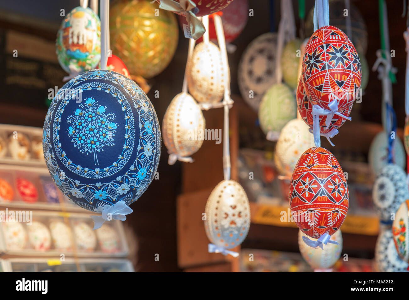 Large choix d'œufs de Pâques, souvenirs traditionnels dans le kiosque du marché de la rue pendant la célébration de Pâques en Europe centrale. Banque D'Images