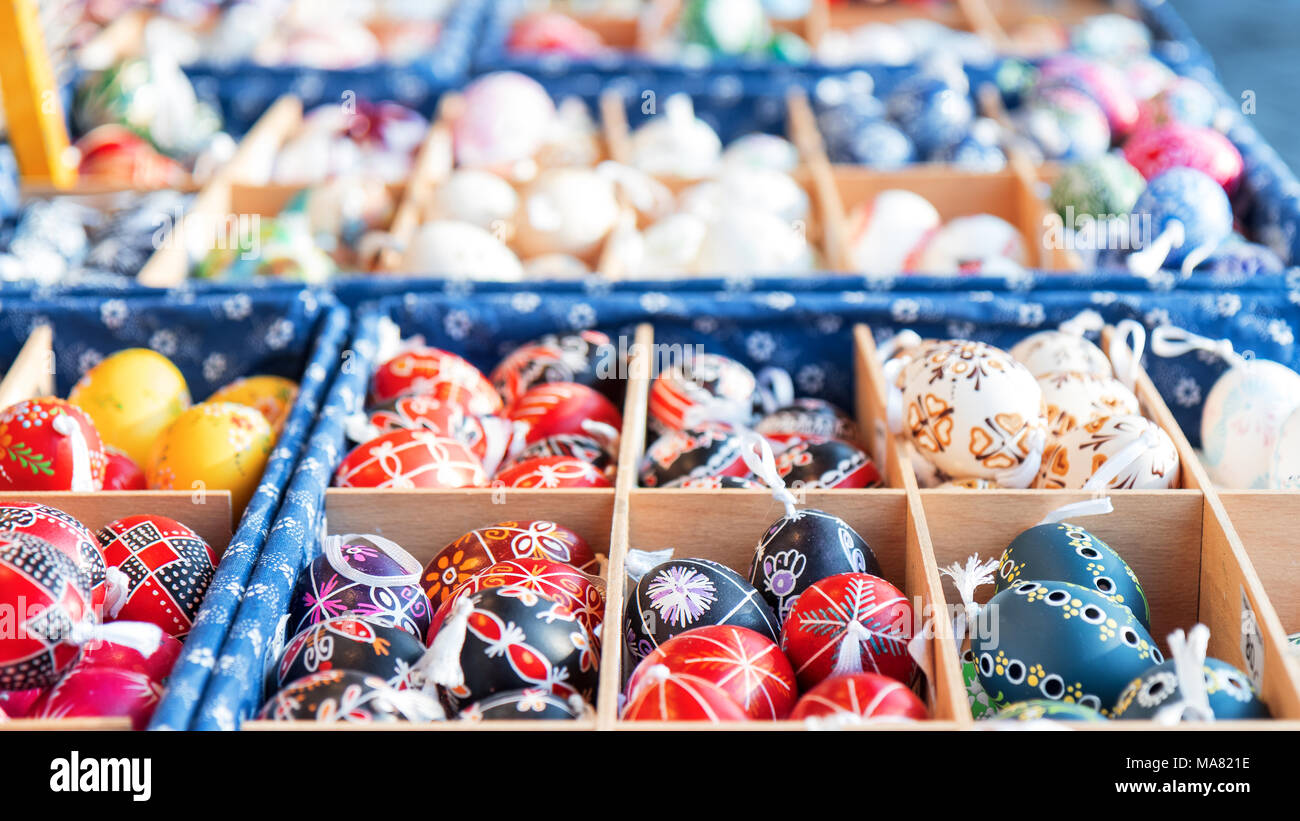 Large choix d'œufs de Pâques, souvenirs traditionnels dans le kiosque du marché de la rue pendant la célébration de Pâques en Europe centrale. Banque D'Images