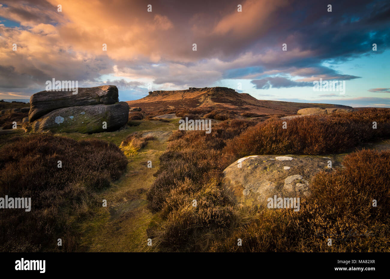 Allé à explorer ces rochers escarpés au-dessus de Burbage valley et obtenu quelques superbe lumière comme le soleil commençait à définir. Note to self... revenir quand l'heathe Banque D'Images