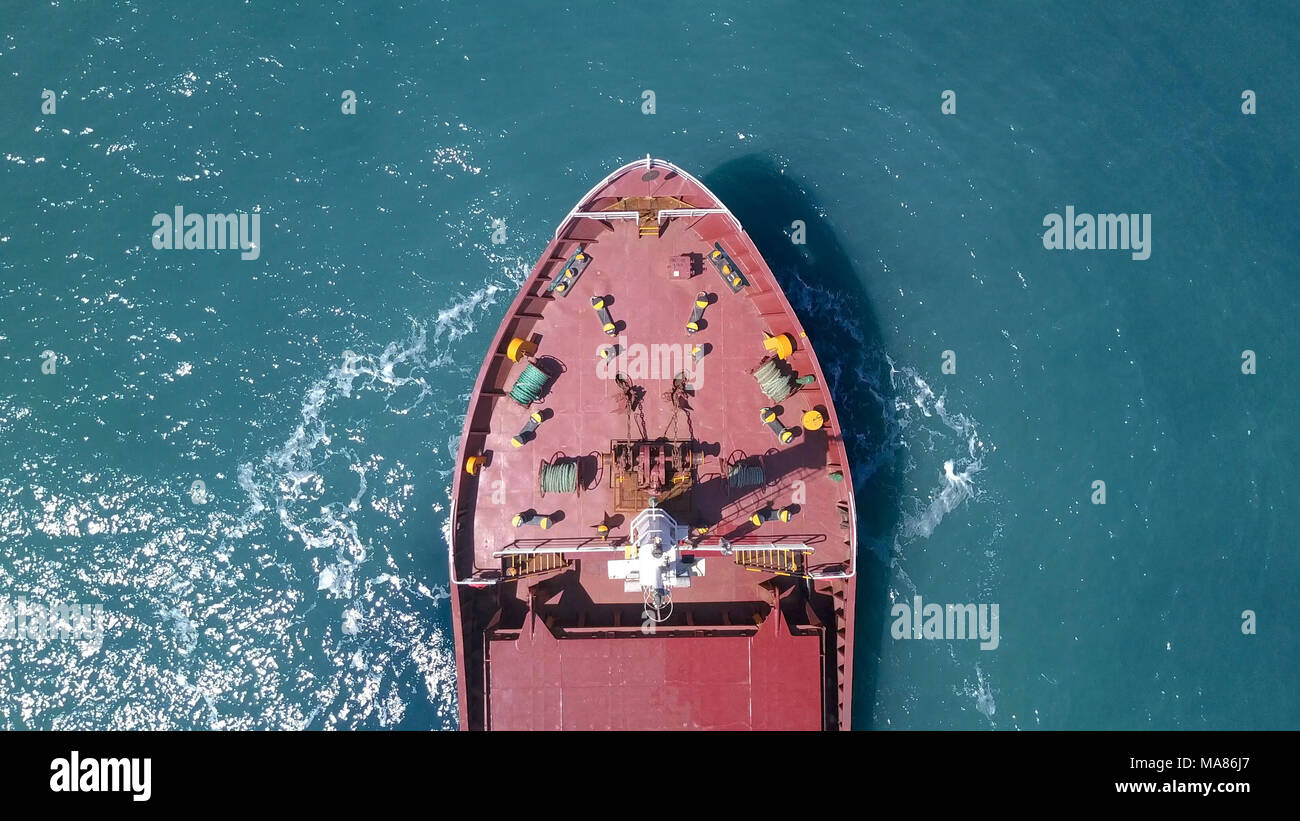 General cargo ship at sea - Droit aérien Banque D'Images