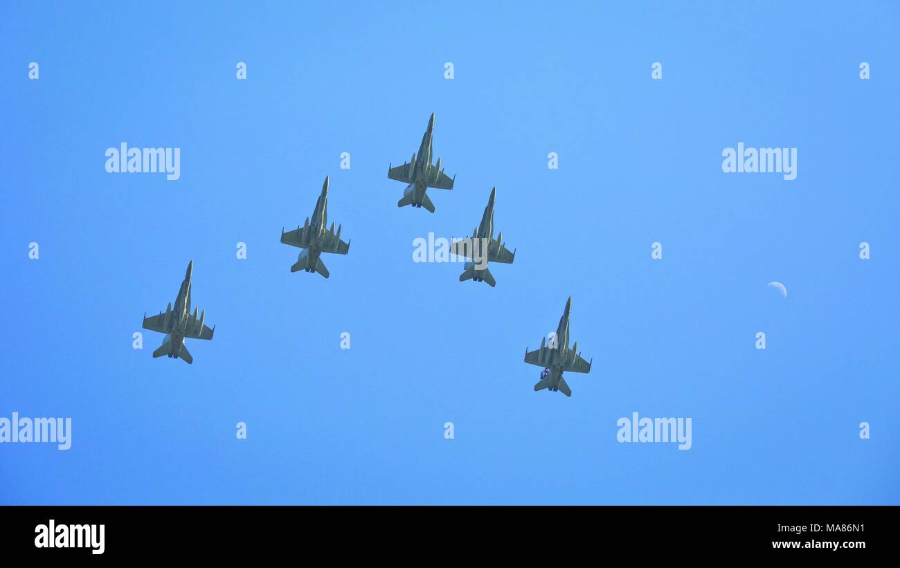 F/A-18C Hornet flyer les frais généraux et les préparer à la terre à bord de Marine Corps Air Station Beaufort, 22 mars. Fighter Attack Squadron 251 marines a été déployée à l'Indo-Asia-Région du Pacifique dans le cadre du Programme de déploiement de l'unité. Les Hornets et les pilotes sont avec VMFA-251. Banque D'Images