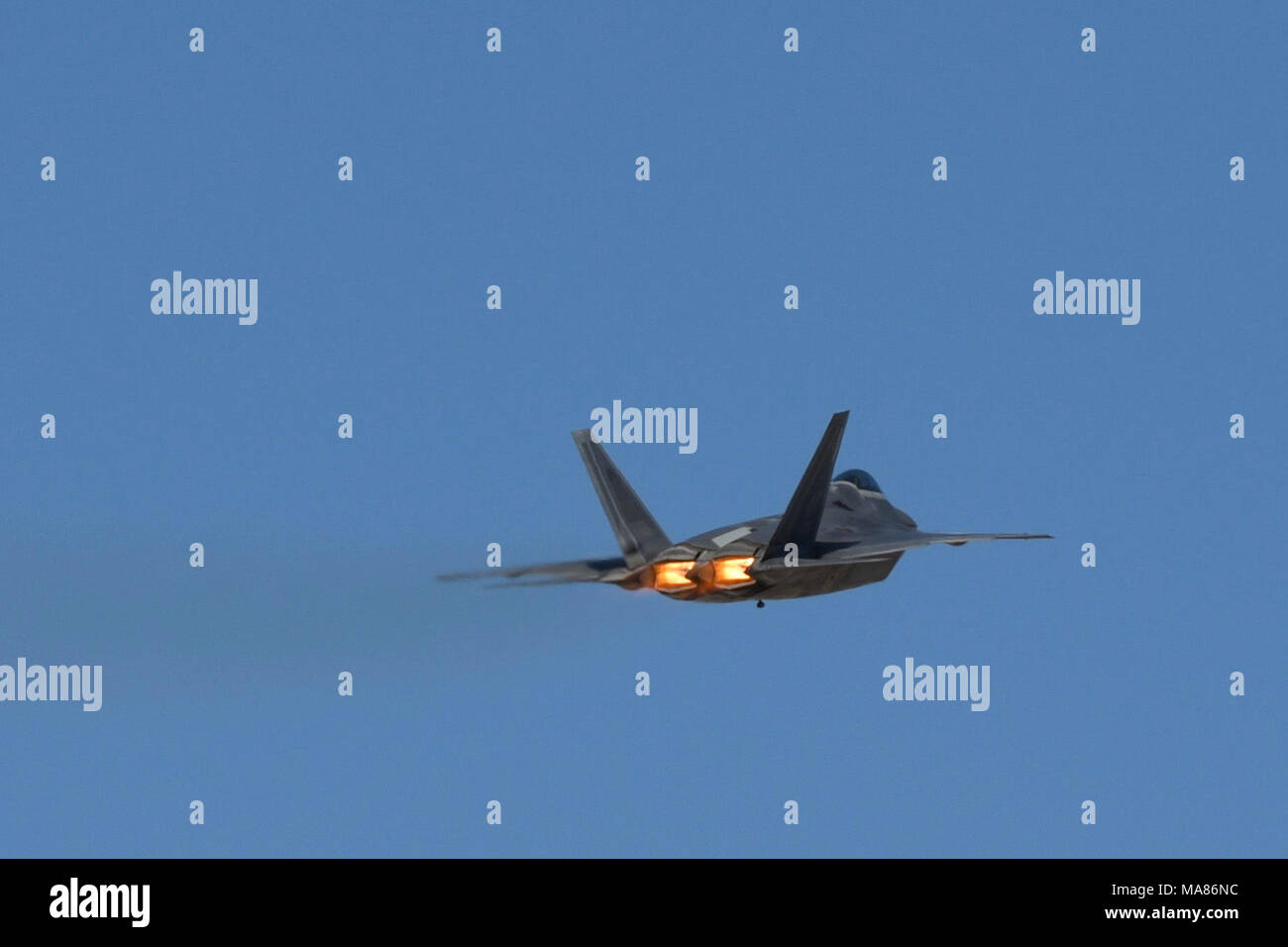 L'US Air Force F-22 Raptor affiche ses capacités au cours de l'Airshow Yuma 2018 organisé par le Marine Corps Air Station Yuma (Arizona), le 17 mars 2018. Le F-22 Raptor est l'avion de chasse de premier plan grâce à sa combinaison de furtivité, super croisière, maniabilité, et de l'avionique intégrée. (U.S. Photo de l'Armée de l'air par la Haute Airman Kaylee Dubois) Banque D'Images