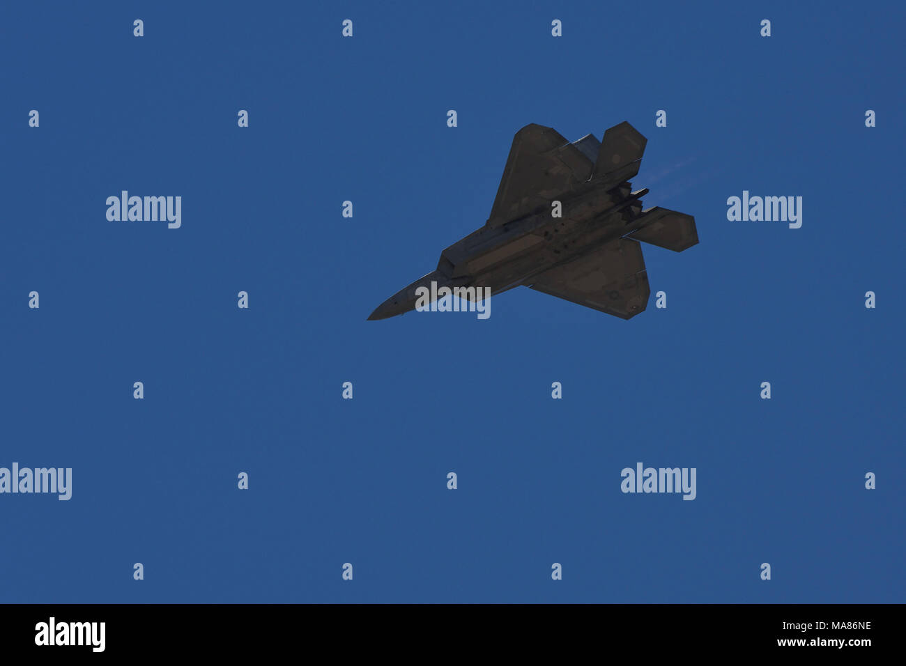 L'US Air Force F-22 Raptor affiche ses capacités au cours de l'Airshow Yuma 2018 organisé par le Marine Corps Air Station Yuma (Arizona), le 17 mars 2018. Le F-22 Raptor est l'avion de chasse de premier plan grâce à sa combinaison de furtivité, super croisière, maniabilité, et de l'avionique intégrée. (U.S. Photo de l'Armée de l'air par la Haute Airman Kaylee Dubois) Banque D'Images