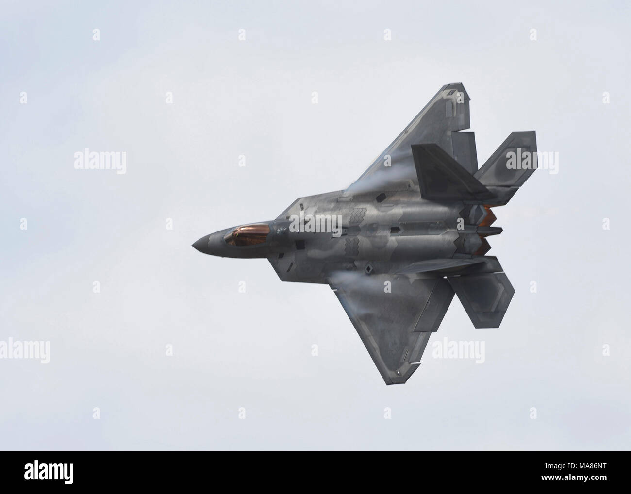U.S. Air Force Maj Paul 'Loco' Lopez, F-22 Raptor, pilote de l'équipe de démonstration présente les capacités du jet lors de la Los Angeles County Air Show à Lancaster, en Californie, le 24 mars 2018. Le F-22 Raptor est l'avion de chasse de premier plan grâce à sa combinaison de furtivité, super croisière, maniabilité, et de l'avionique intégrée. (U.S. Photo de l'Armée de l'air par la Haute Airman Kaylee Dubois) Banque D'Images