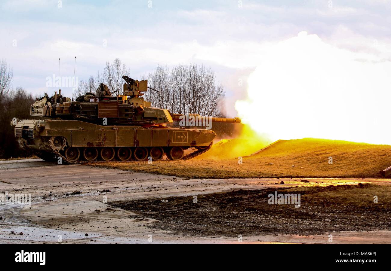 Un M1 Abrams tank à partir de 5e Escadron, 4e régiment de cavalerie blindée, 2e Brigade Combat Team, 1re Division d'infanterie, les incendies une ronde au cours d'un exercice de tir réel interarmes (CALFEX) à Grafenwoehr Domaine de formation, l'Allemagne, Mai 28, 2018. (U.S. Photo de l'armée par la CPS. Hubert D. Delany III / 22e Détachement des affaires publiques mobiles) Banque D'Images