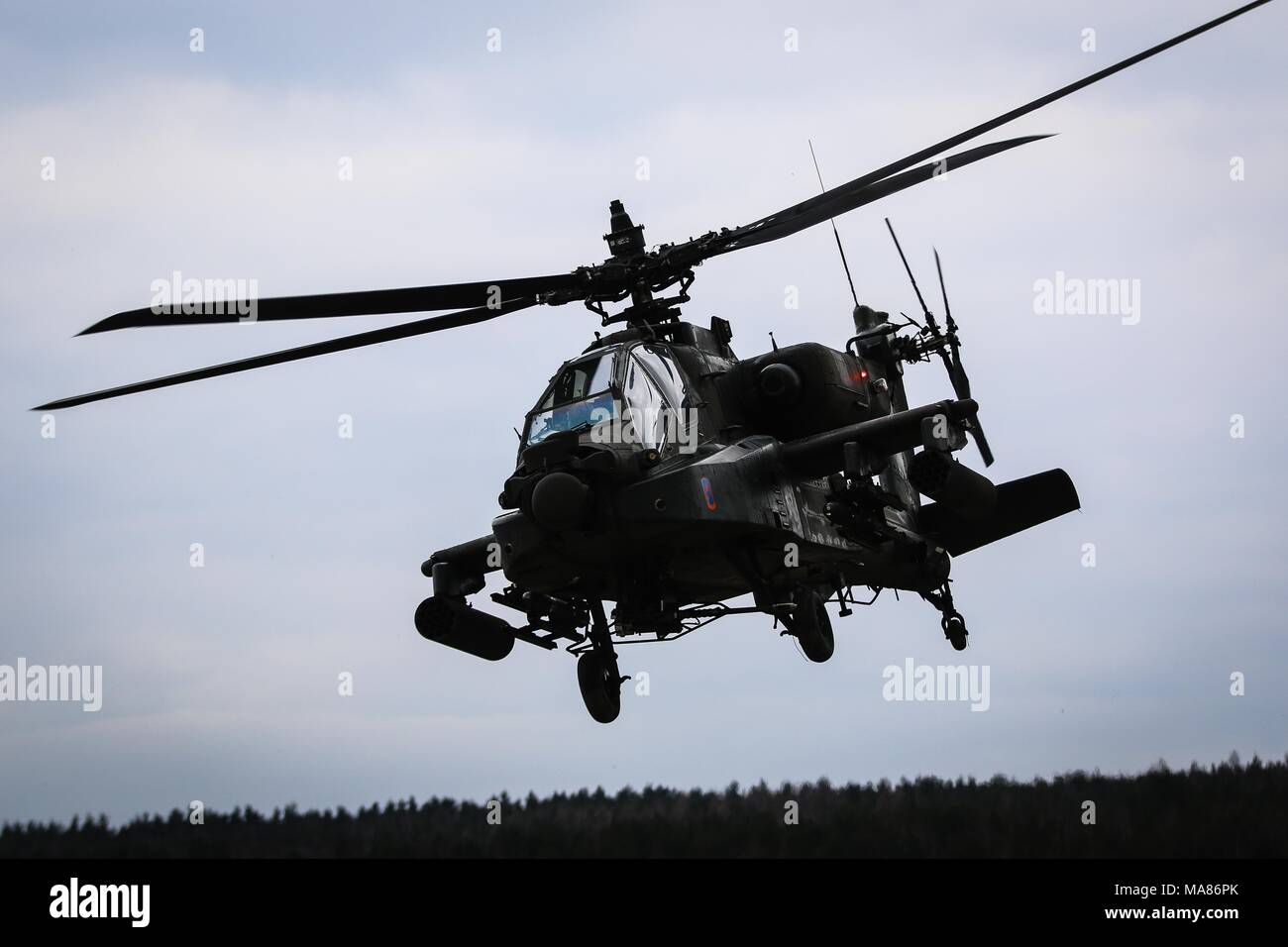 Un hélicoptère Apache AH-64 avec 1er Bataillon, 3e Régiment d'aviation, 12e Brigade d'aviation de combat, assure une zone au cours d'un exercice de tir réel interarmes (CALFEX) dans la zone d'entraînement Grafenwoehr, Allemagne, 28 mars 2018. (U.S. Photo de l'armée par la CPS. Hubert D. Delany III / 22e Détachement des affaires publiques mobiles) Banque D'Images