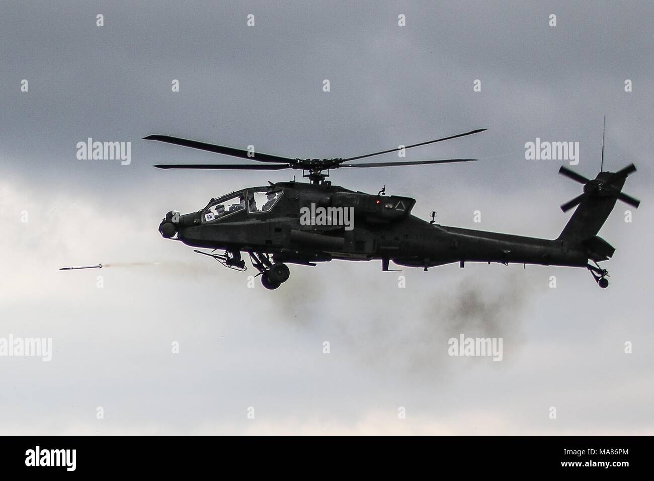 Un hélicoptère Apache AH-64 avec 1er Bataillon, 3e Régiment d'aviation, 12e Brigade d'aviation de combat, tire un missile pendant un exercice de tir réel interarmes (CALFEX) à Grafenwoehr Domaine de formation, l'Allemagne, Mai 28, 2018. (U.S. Photo de l'armée par la CPS. Hubert D. Delany III / 22e Détachement des affaires publiques mobiles) Banque D'Images
