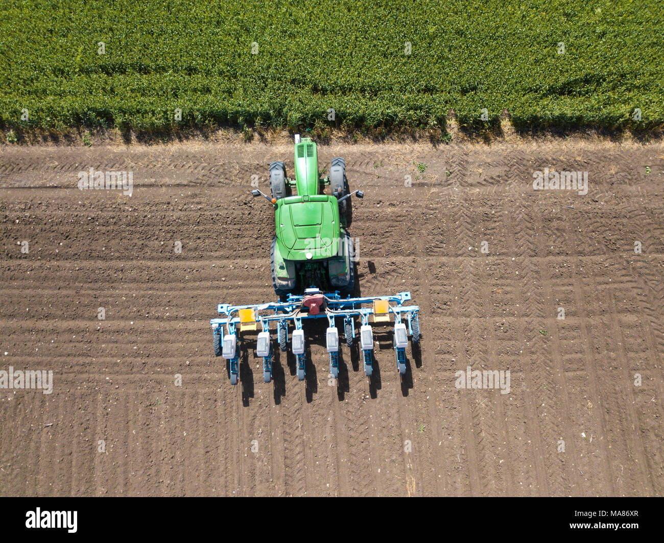 Tracteur labourant la terre Banque de photographies et d’images à haute résolution Alamy