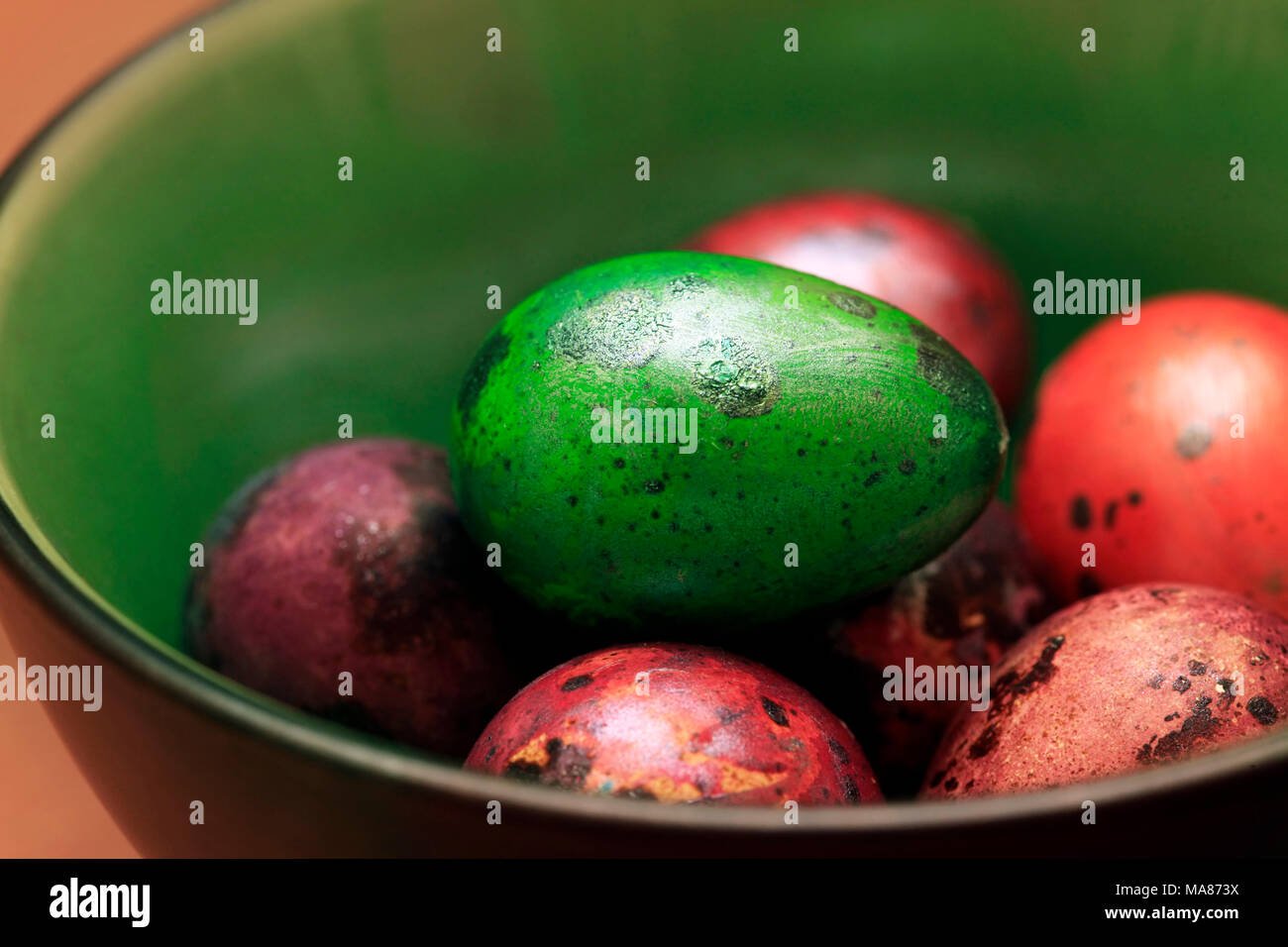 Oeuf de Pâques mouchetée colorés sur fond vert Banque D'Images