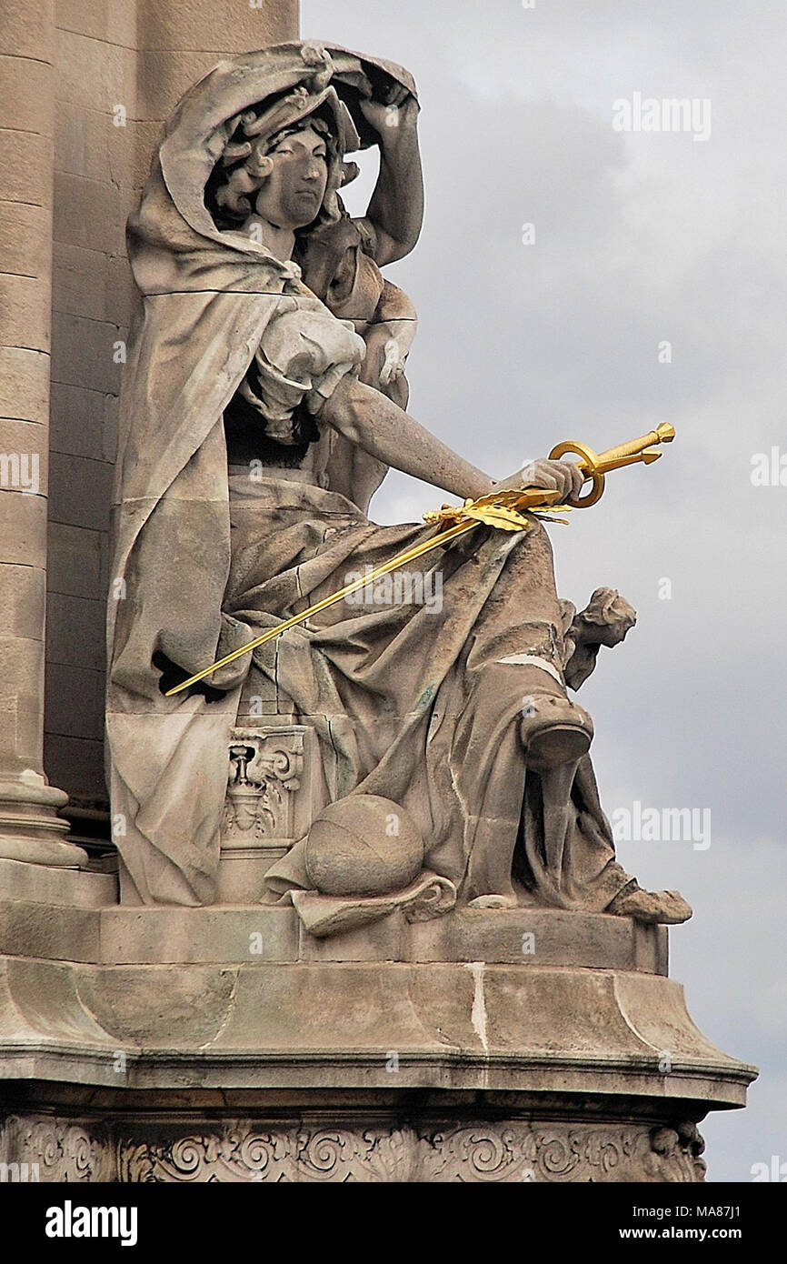 Les idoles sculptées en pierre sur le Pont Alexandre III , Paris, France Banque D'Images