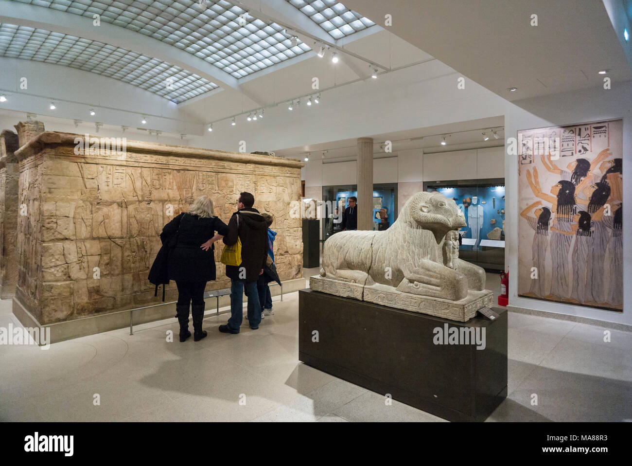Oxford. L'Angleterre. Ashmolean Museum, galeries égyptienne le sanctuaire du roi Taharqa (690-664 av. J.-C.), et la ram d'Amon. Sanctuaire de grès construit par le roi Taharq Banque D'Images