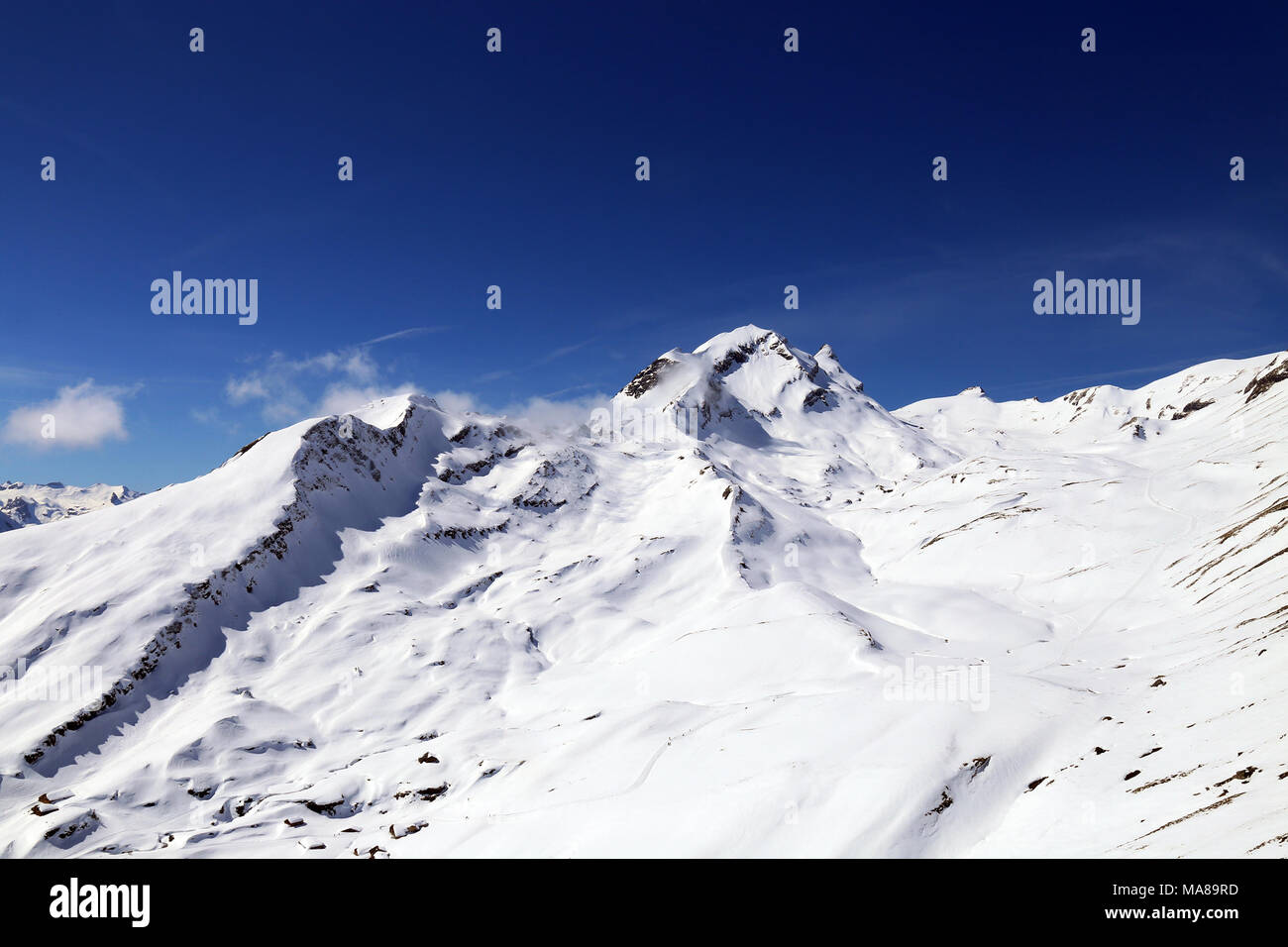 sommet enneigé des montagnes par beau temps dans les alpes suisses Banque D'Images