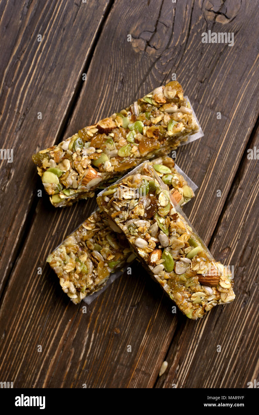 L'énergie saine granola snack sur fond de bois. Haut de la vue, télévision lay Banque D'Images