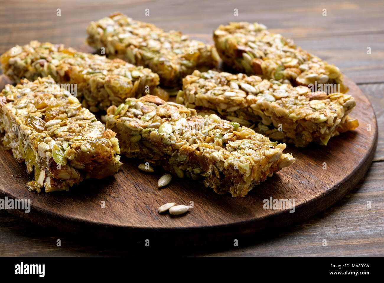 Barre granola. L'énergie saine collation sur planche de bois. Vue rapprochée Banque D'Images