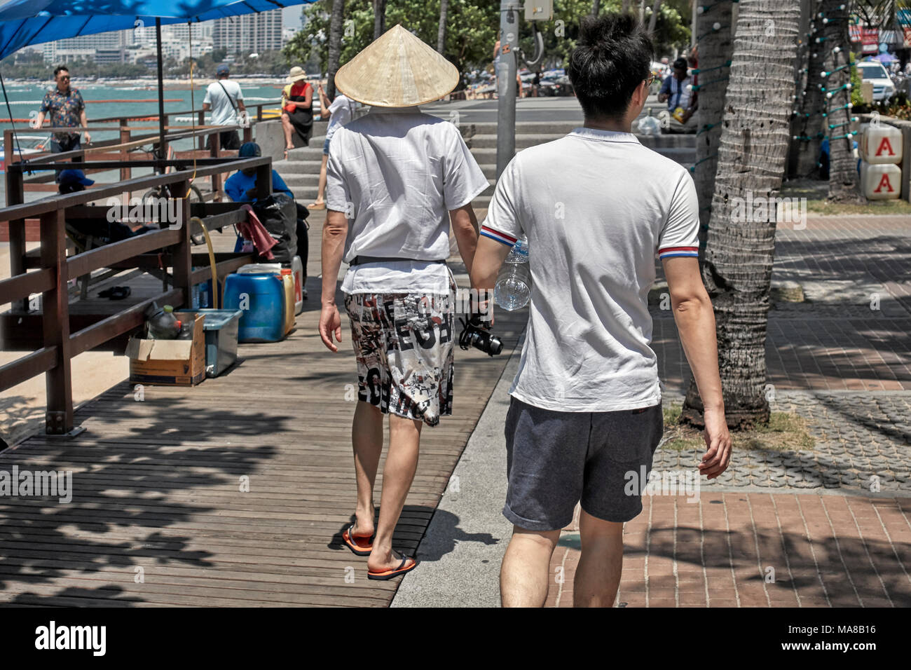 Le port d'un touriste chinois conique traditionnelle 'coolie' hat Banque D'Images