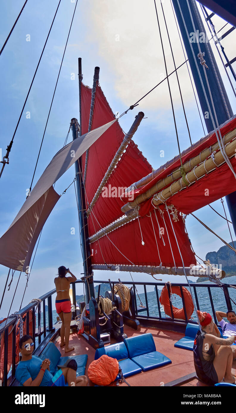 Bateau de croisière traditionnel Junk en bois naviguant dans la mer d'Andaman au large de la côte de Krabi. Thaïlande Asie du Sud-est Banque D'Images