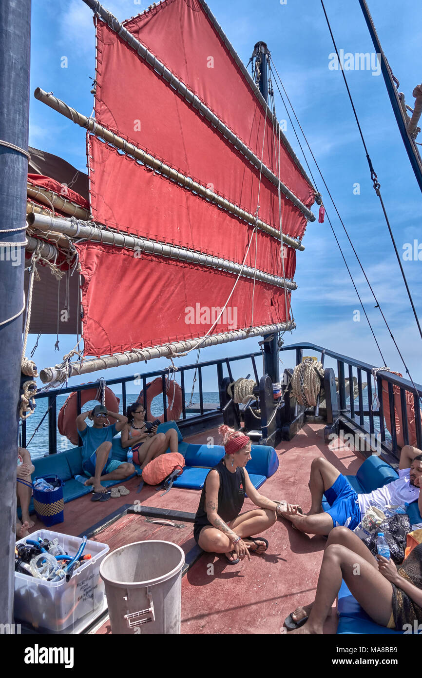 Passagers sur un bateau de croisière traditionnel Junk en bois naviguant dans la mer d'Andaman au large de la côte de Krabi. Thaïlande tourisme Asie du Sud-est Banque D'Images